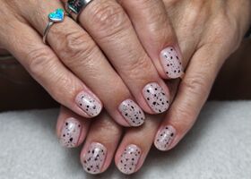Krátké mléčné nehty s gelem s černými kousky a třpytem – Gelové nehty fotogalerie – Nehty Ilona