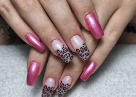 Dlouhé růžové nehty s perletí a leopardím vzorem | Další ukázky