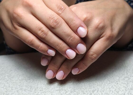 Nehty upravené do růžového odstínu (stav po) | Proměny nehtů